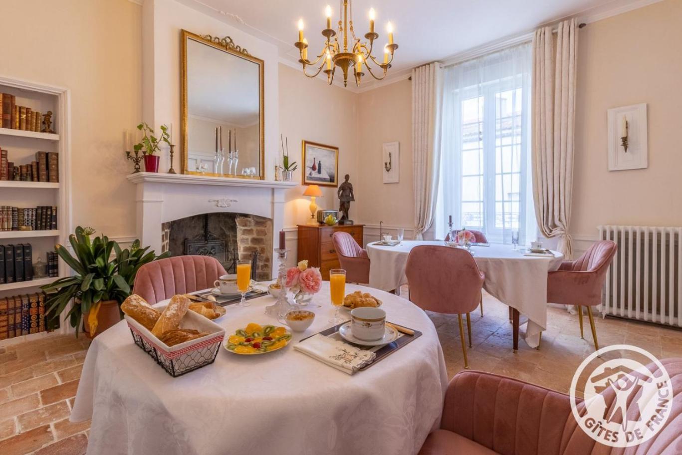 Le Griffon 1855 Hotel Saint-Laurent-Des-Autels Luaran gambar