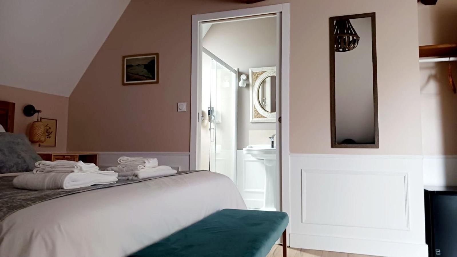 Le Griffon 1855 Hotel Saint-Laurent-Des-Autels Luaran gambar