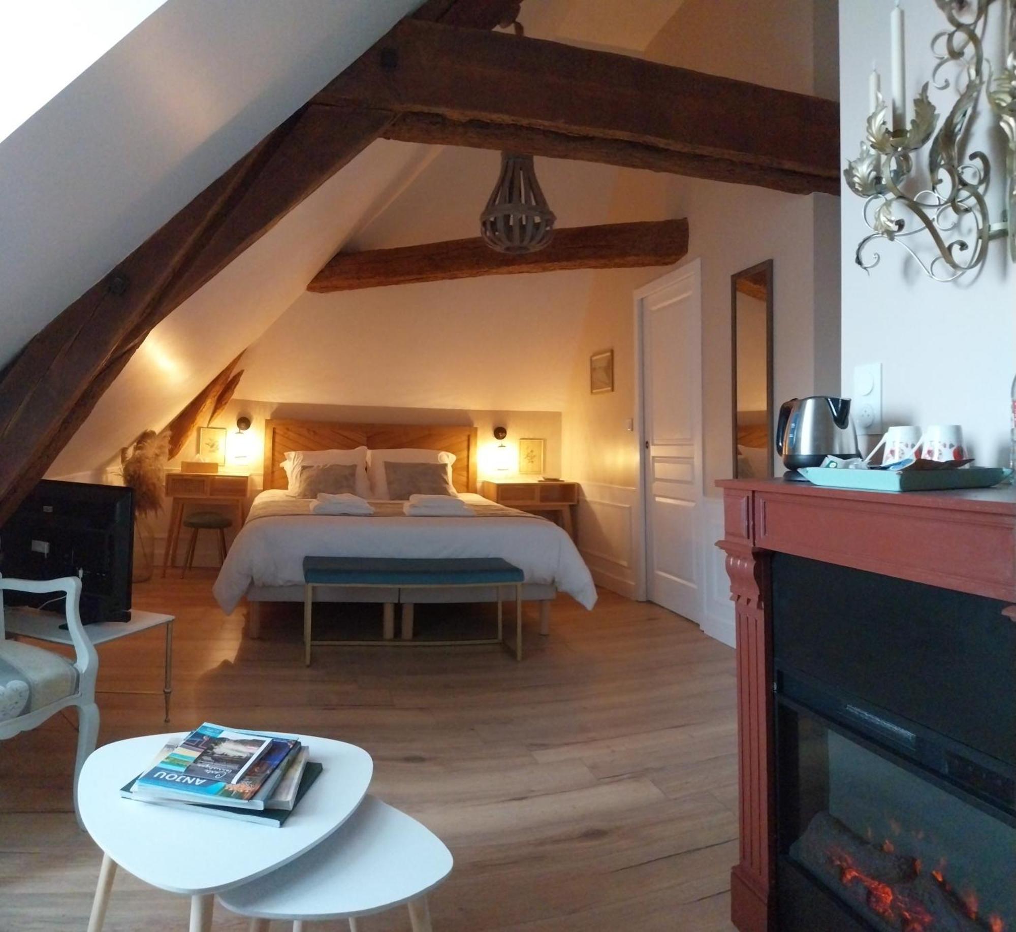 Le Griffon 1855 Hotel Saint-Laurent-Des-Autels Luaran gambar