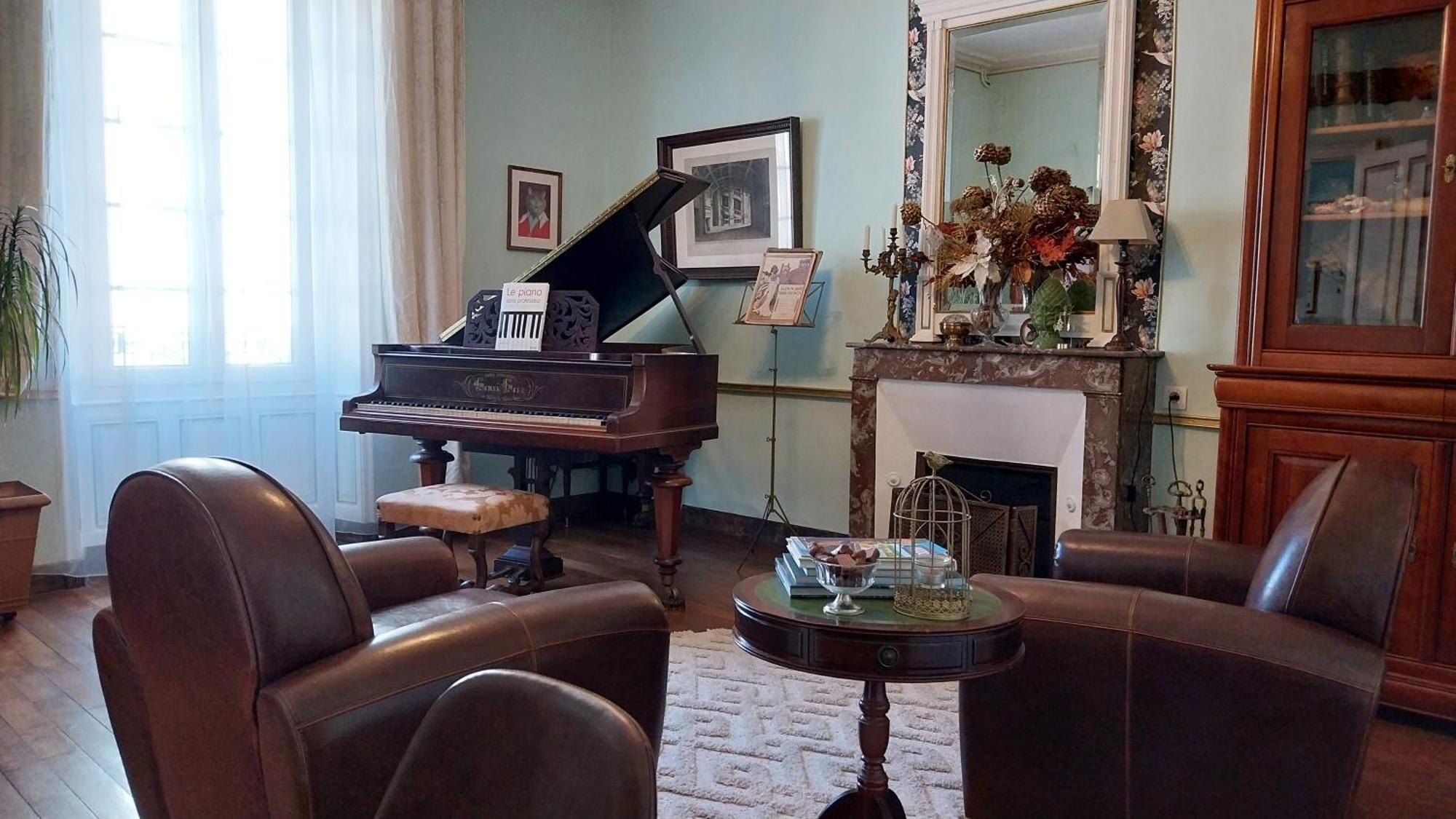 Le Griffon 1855 Hotel Saint-Laurent-Des-Autels Luaran gambar
