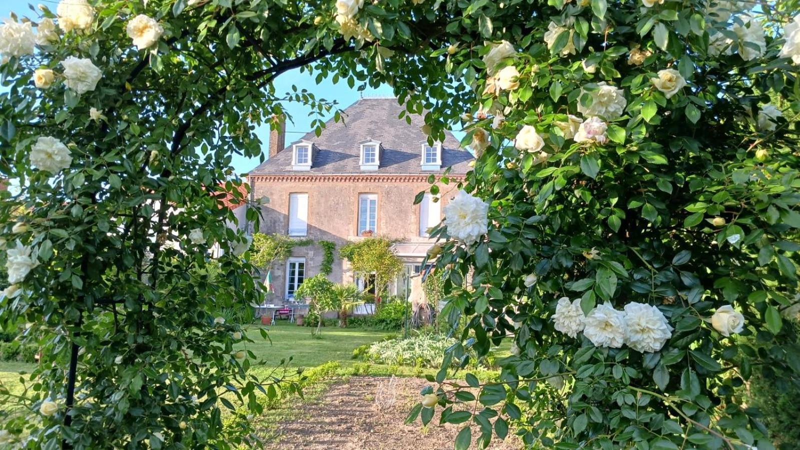 Le Griffon 1855 Hotel Saint-Laurent-Des-Autels Luaran gambar